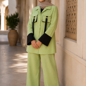 طقم نسائي عصري بأناقة عملية