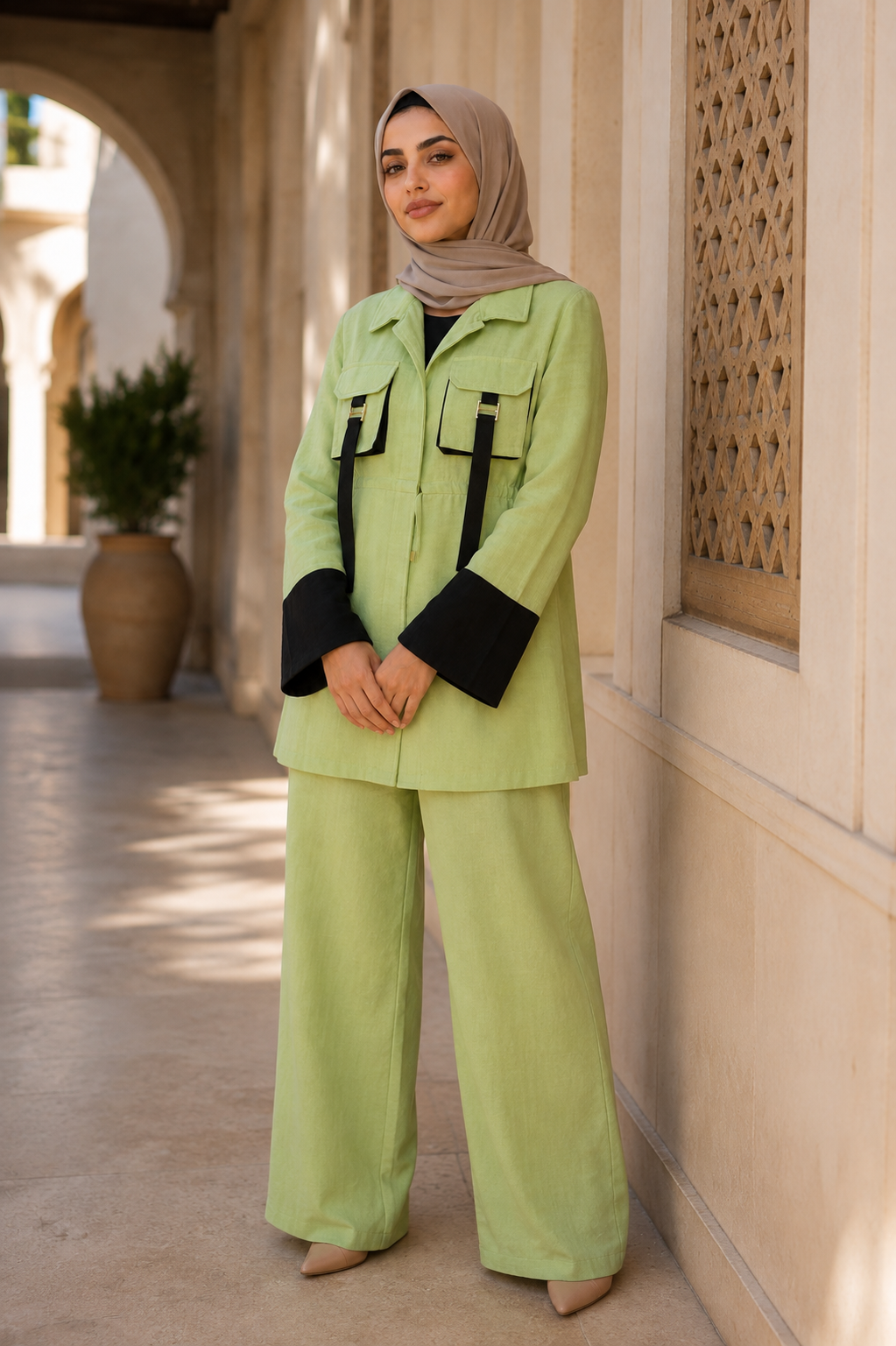 طقم نسائي عصري بأناقة عملية