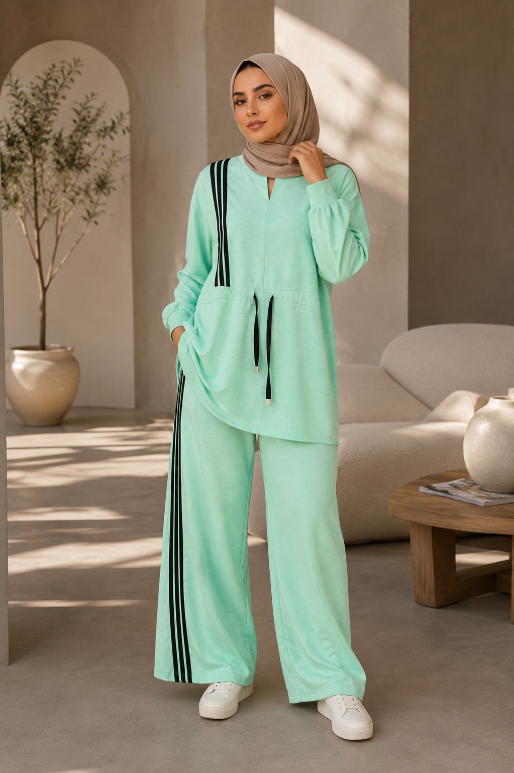 طقم نسائي رياضي أنيق بتفاصيل جانبية - Image 4