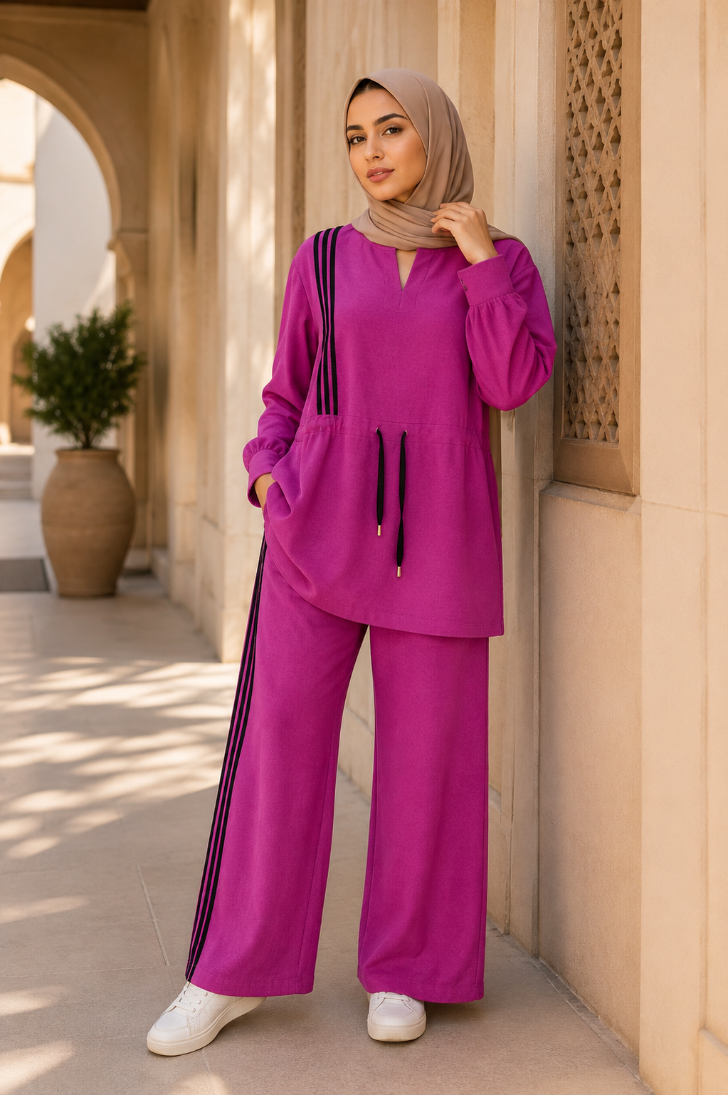 طقم نسائي رياضي أنيق بتفاصيل جانبية - Image 3