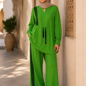 طقم نسائي رياضي أنيق بتفاصيل جانبية