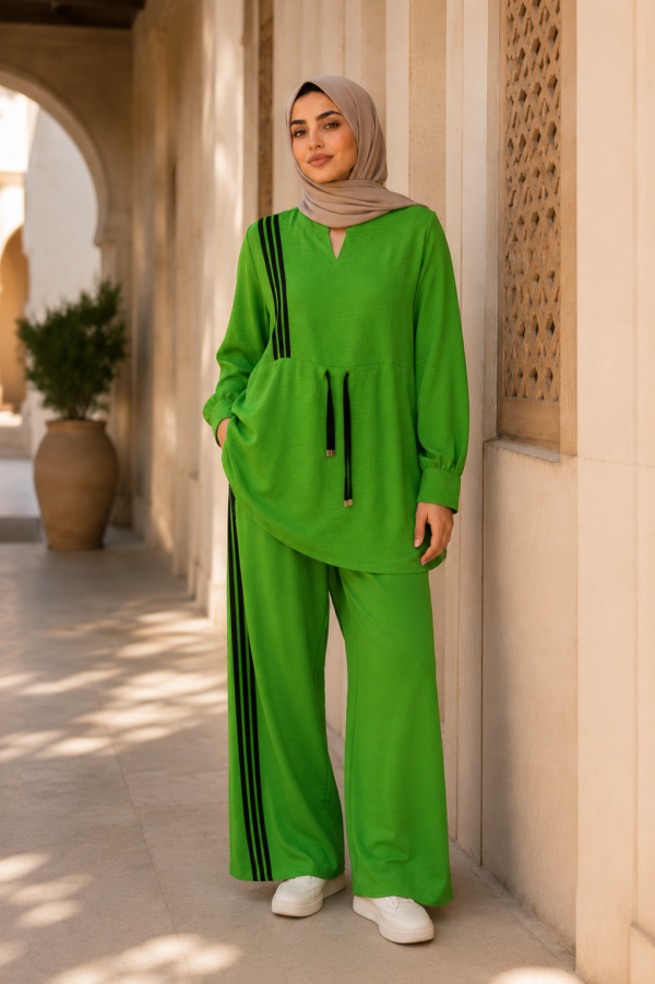 طقم نسائي رياضي أنيق بتفاصيل جانبية