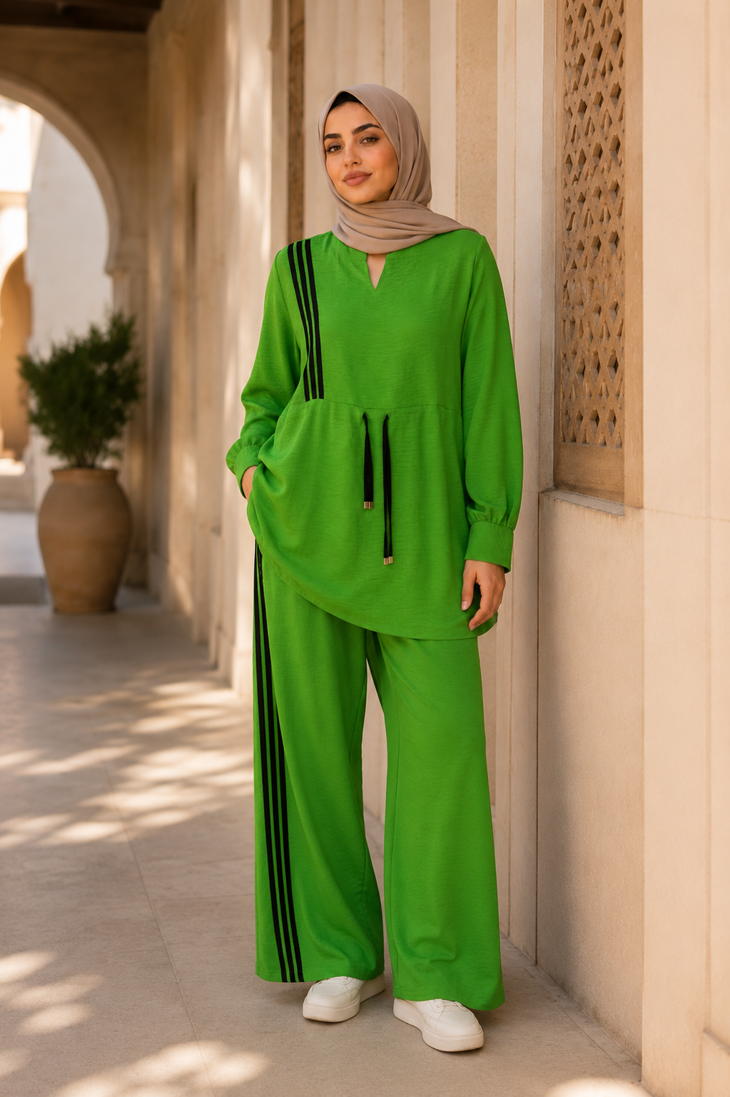 طقم نسائي رياضي أنيق بتفاصيل جانبية