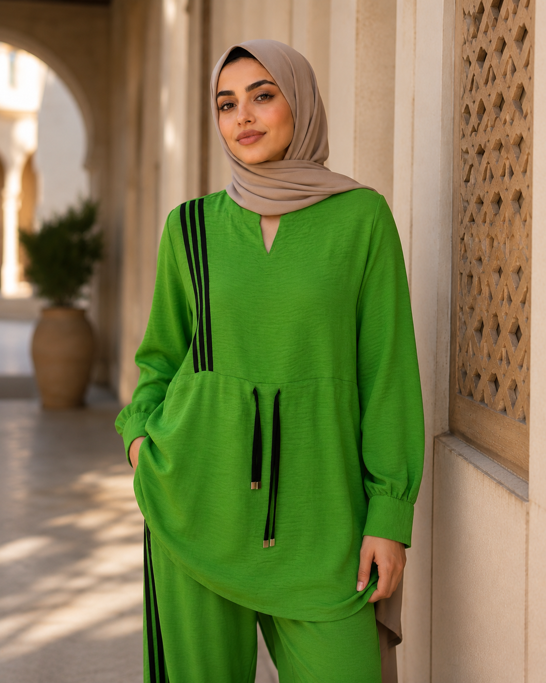 طقم نسائي رياضي أنيق بتفاصيل جانبية - Image 2