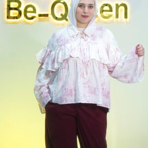 بلوزة حريمي أنيقة بتفاصيل كشكش ورقبة مربوطة بنقوش رخامية